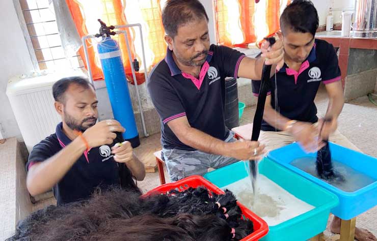 Hair washing with shampoo